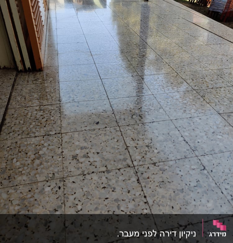 רצפה נקייה ומבריקה עם השתקפות אור